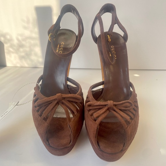 GUCCI. NEVER WORN Suede Platform Sand Pelle
New Chocolate Sandal Size 36.5 - Picture 2 of 9